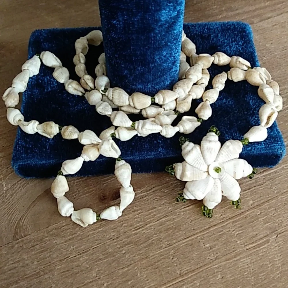 Seashell Stament Necklace With Floral Shells Pendant